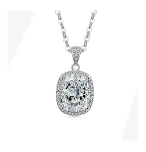 Vue détaillée du collier avec cristal ovale, monture en argent et accents pavés
