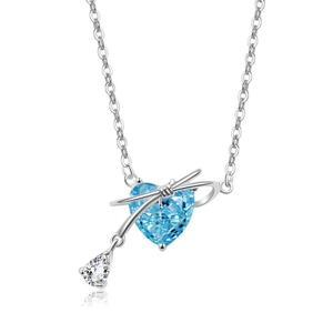 Detailansicht eines herzförmigen blauen Edelsteins mit Silberschleife und Zirkonia