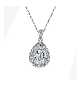 Dettaglio macro della collana a goccia con cornice d'argento radiale e piccole pietre preziose