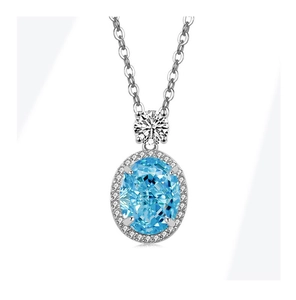 Détail du pendentif ovale en topaze bleue avec halo scintillant et chaîne argentée