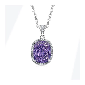 Vue détaillée d'un collier pendentif gemme violette ovale serti de cristaux blancs