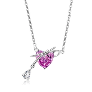 Nahaufnahme des rosa Herz-Anhängers mit silberner Schleife und birnenförmigem Stein