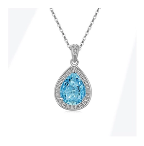 Dettaglio di un ciondolo con pietra blu a goccia su una sottile catena in argento