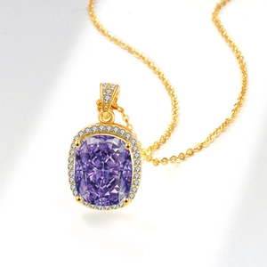 Luxueux collier plaqué or avec grand pendentif en pierre violette carrée et zircons brillants