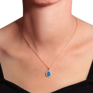 Collana con pietra preziosa blu a goccia e catena dorata su collo di modella