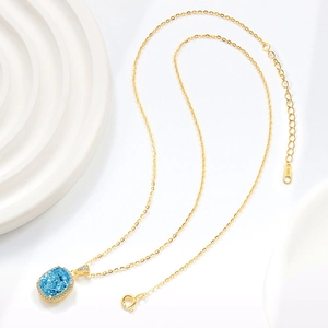 Élégant collier en argent S925 doré avec pendentif rectangulaire en pierre bleu céleste