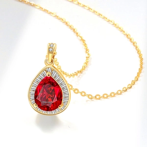 Elegante collana in oro con rubino a goccia e alone di diamanti scintillanti