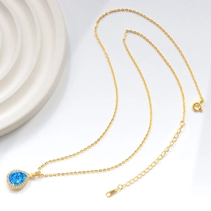Elegante collana in argento S925 dorato con ciondolo a goccia blu e pietre di zircone bianco