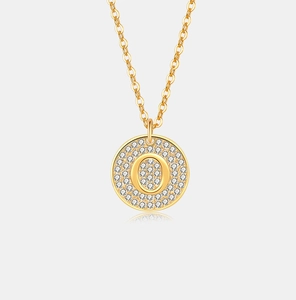 Detail van vergulde S925 zilveren ketting met fonkelende hanger met de letter O