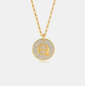 Macro detail van gouden S925 zilveren ketting met kristallen letter Q hanger voor dames