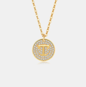 Detailopname van de s925 zilveren goudlaag ketting met kristallen letter T-hanger