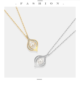 Macro-opname van goud en zilver bladvormige hangers met glanzende parels en zirkonia