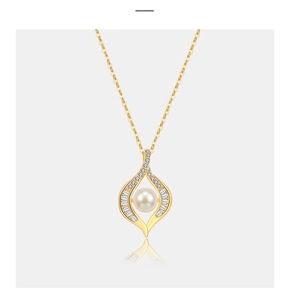 Gedetailleerd zicht op een gouden parelketting met sprankelende zirkonia in druppelvorm