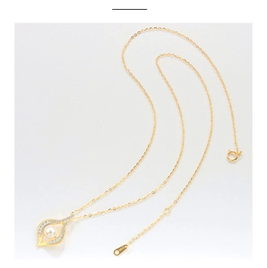 Macro-opname van de S925 zilveren verlengketting van de gouden parel-bladketting
