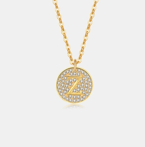 Macro-opname van gouden S925 zilveren ketting met glanzende letter Z hanger en steentjes