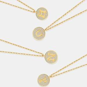 Elegante vergulde S925 zilveren ronde letterkettingen met fonkelende zirkoon pavé
