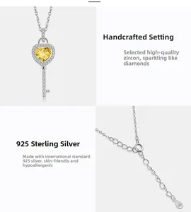 Macro detail van S925 sterling zilveren hart sleutel ketting met gele zirkoon steen