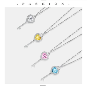 Detail van hart-sleutelhangers in zilver met witte, gele, roze en hemelblauwe zirkonen