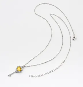 Detail van S925 zilveren sleutelketting met een hartvormige gele edelsteen hanger