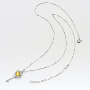 Zilveren S925 sleutelketting met gele hartvormige edelsteen en diamanten halo