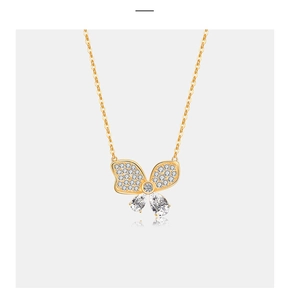 Macro-opname van gouden vlinderketting met pavé diamanten en heldere edelstenen in goud