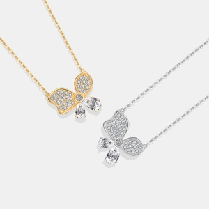 Elegante vlinderhangers in goud en zilver met peervormige kristallen en pavé gezette diamanten