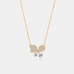Elegante gouden vlinderketting met glinsterende pavé-vleugels en peervormige kristallen