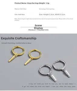 Detalle macro de pendientes de aro de plata S925 con colgantes geométricos micro-pavé