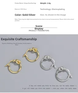 Detalle de pendientes de nudo en plata S925 con acabados pulidos en oro y plata