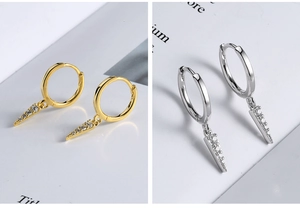 Primer plano de pendientes de aro S925 oro y plata con dijes de punta en micro-pavé