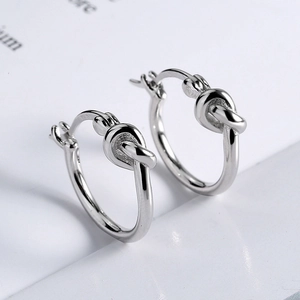 Gepolijste S925 sterling zilveren oorringen met een minimalistisch knoopontwerp voor dames