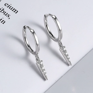 Elegante S925 sterling zilveren oorringen met micro-gezette zirkoon driehoek hangers