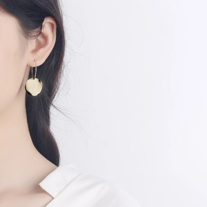 Minimalist S925 sterling silver gold hoop earrings on model with elegant geometric style