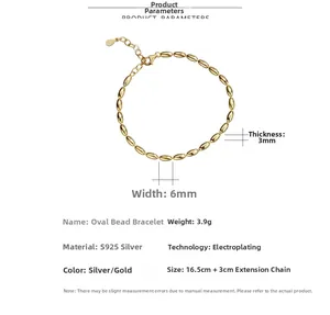 Detalle de pulsera de cuentas doradas con etiqueta de plata S925 y cierre de mosquetón