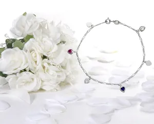 Vue détaillée du bracelet Figaro en argent S925 avec breloques cœurs multicolores