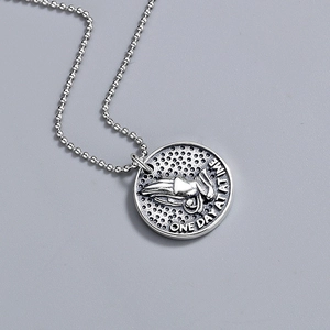 S925 Sterling Silber Gebetshände Anhänger mit One Day at a Time Gravur und Kugelkette