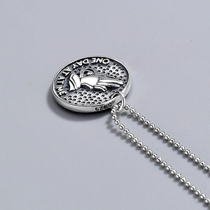 Retro S925 Sterling Silber Münzhalskette mit Gebetshänden und One Day At A Time Gravur