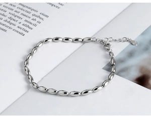 Primer plano de pulsera de cuentas de plata esterlina S925 con cierre de langosta