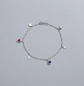 Détail du bracelet Figaro en argent sterling S925 avec breloques en forme de cœur serties
