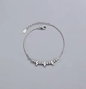 Detailaufnahme der S925 Sterlingsilber Box-Kette mit drei kleinen Fisch-Anhängern
