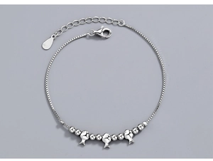 Detailansicht der S925 Sterlingsilber Boxkette mit kleinen Fisch-Anhängern und Karabiner