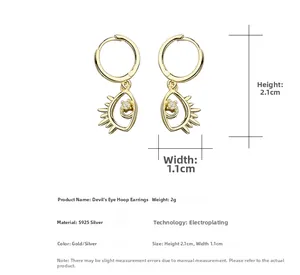 Detailweergave van gouden S925 zilveren Evil Eye oorringen met afmetingen 2,1 cm bij 1,1 cm