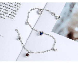 Vue détaillée du poinçon S925 sur le bracelet fin en argent avec breloques en cœur