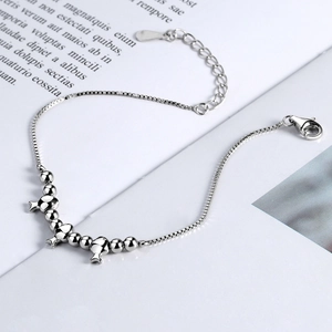 Eleganteres S925 Silberarmband mit polierten Perlen und drei kleinen Fisch-Anhängern