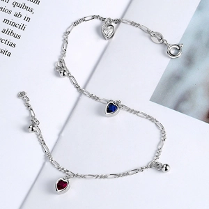 Bracelet S925 en argent sterling avec breloques cœurs et cristaux sur chaîne Figaro
