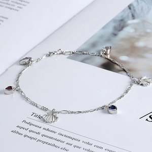 Bracelet élégant en argent sterling S925 avec breloques coquillages et zircons cœurs