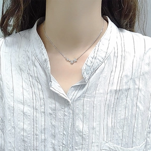 Elegante collana in argento sterling S925 con tre ciondoli a stella su una modella