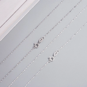 Primer plano de la cadena S925 de plata de ley con ondas de agua y cierre de resorte