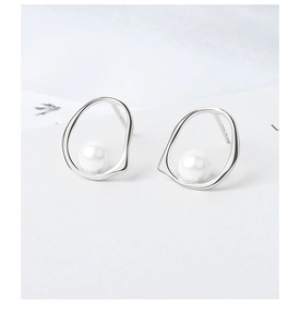 Detailansicht der S925 Sterling Silber Creolen mit unregelmäßiger Form und Perle