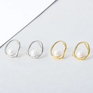 Elegante S925 Sterling Silber geometrische Hohlringe mit weißen Perlenohrringen